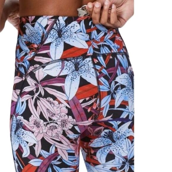 .Lululemon Train Times 7/8 Pant 25" Lush Lillies Multi - Picture 6 of 17